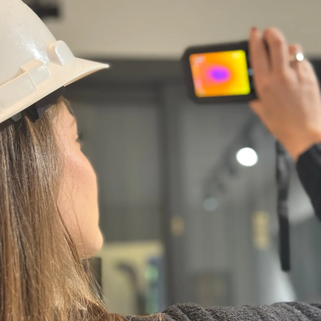 Engenheira utilizando câmera termográfica